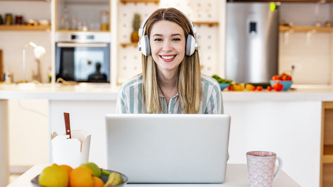 Mujer emprendedora trabajando desde casa o cafetería