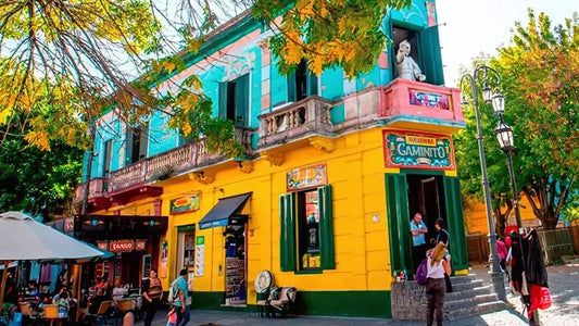 Vista colorida del Caminito en el barrio La Boca, Buenos Aires, Argentina